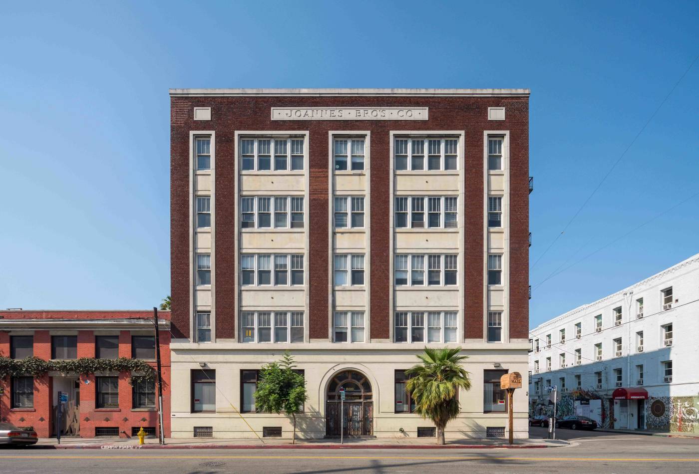 Located in the heart of Los Angeles’ Arts District, the commingled buildings at 800 and 810 Traction Avenue demonstrate the technical difficulty of combining distinct building types (Type 1 and Type III, respectively) into a unified firewall and egress system. 