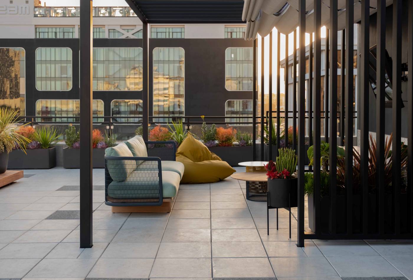 In 2003, an underutilized 42,000 sf warehouse in Hollywood was converted to 47 residential lofts. In 2017, when the building’s new owners opted to renovate, we were brought on board to reimagine the ground-floor lobby and fifth-floor rooftop. 
