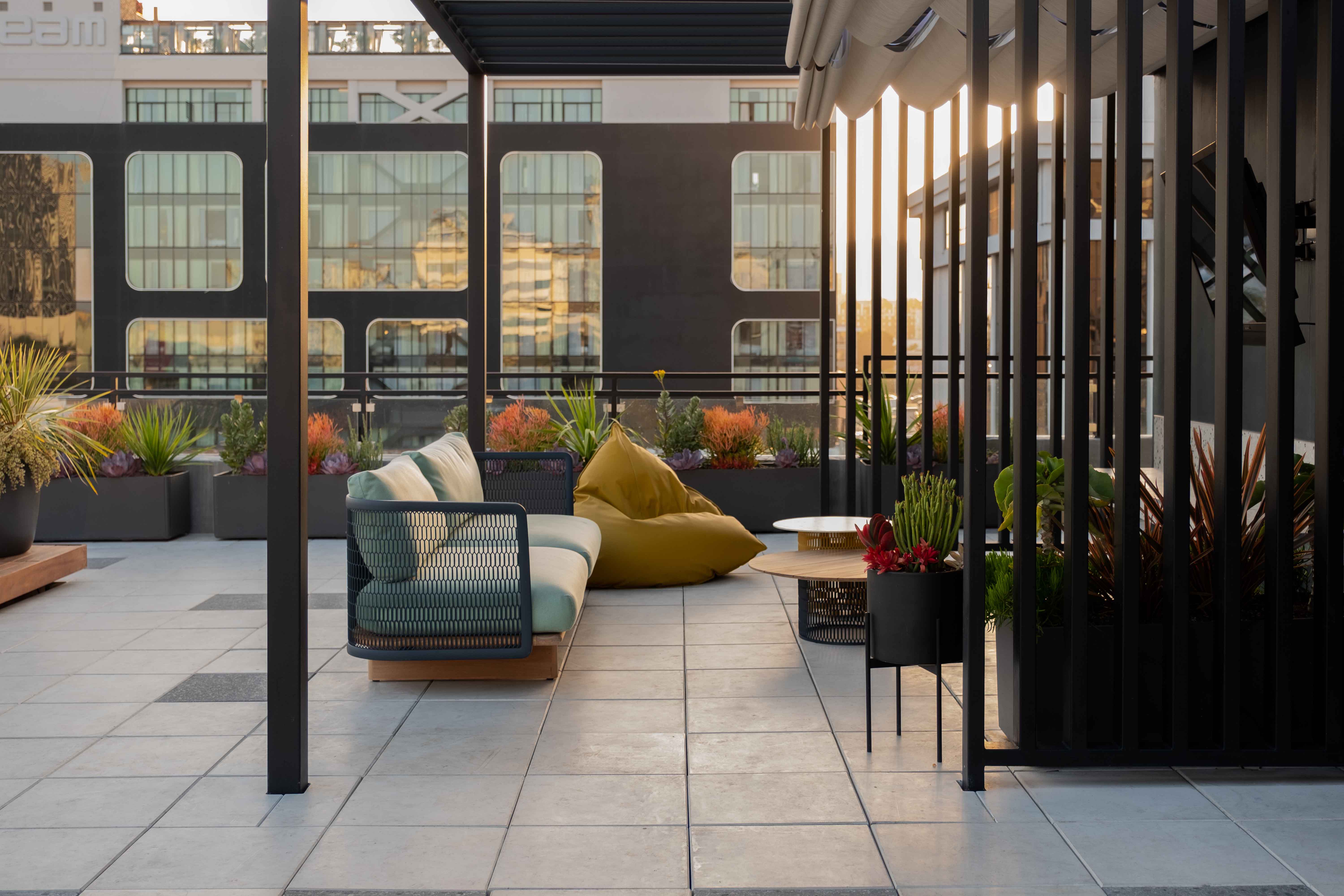 In 2003, an underutilized 42,000 sf warehouse in Hollywood was converted to 47 residential lofts. In 2017, when the building’s new owners opted to renovate, we were brought on board to reimagine the ground-floor lobby and fifth-floor rooftop. 