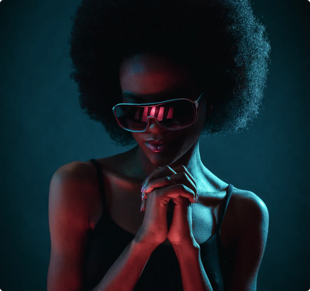 Bedrijfsaansprakelijkheid Landing Page Header: Futuristic woman with sunglasses