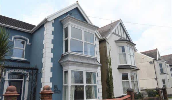 Three-bedroom semi-detached house for £199,950
