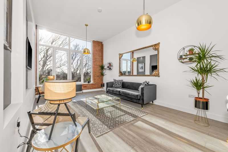 Studio, Old Bedford Road, Luton, £210,000