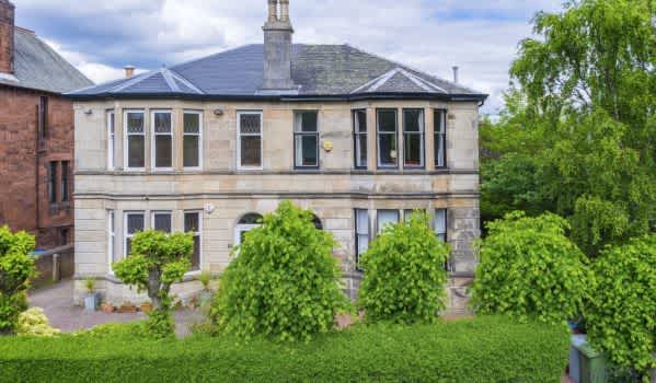 Four-bedroom semi-detached house in Glasgow for £275,000