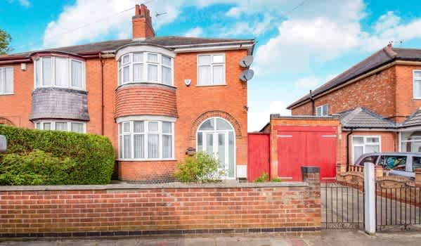 Three-bedroom semi-detached house for sale in Leicester for £280,000