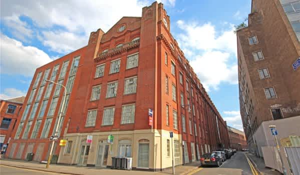 Two-bedroom flat for sale in Leicester for £130,000