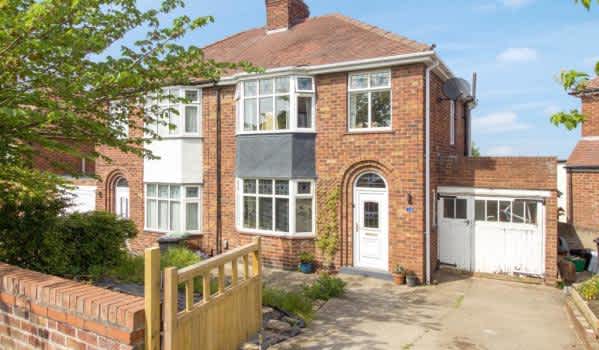 Three-bedroom semi-detached house for sale in York for £260,000
