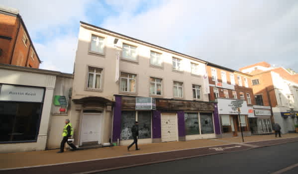 Two-bedroom flat for sale in Leicester for £70,000