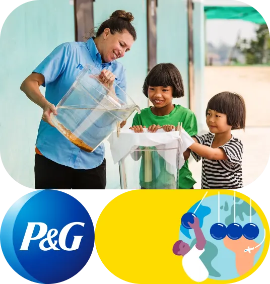 Uma mulher está despejando água, e duas crianças estão ao lado dela. Logotipo da P&G no canto inferior esquerdo e ilustração de uma pessoa colocando um pêndulo em movimento no canto inferior direito.