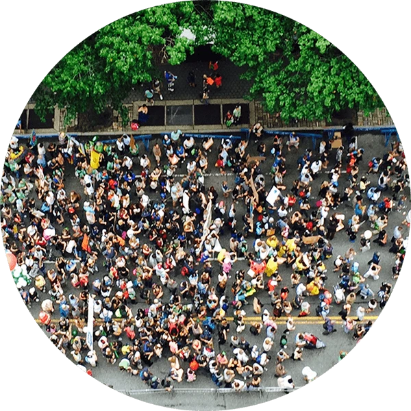 Foto de cima de pessoas no desfile