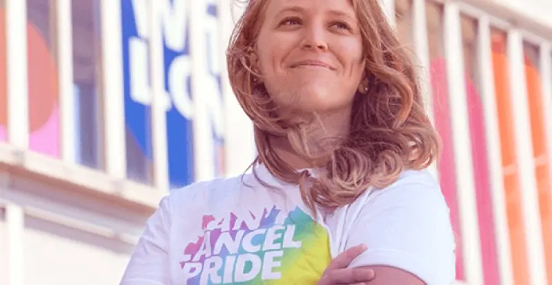 Mulher com camiseta Can't Cancel Pride sorrindo