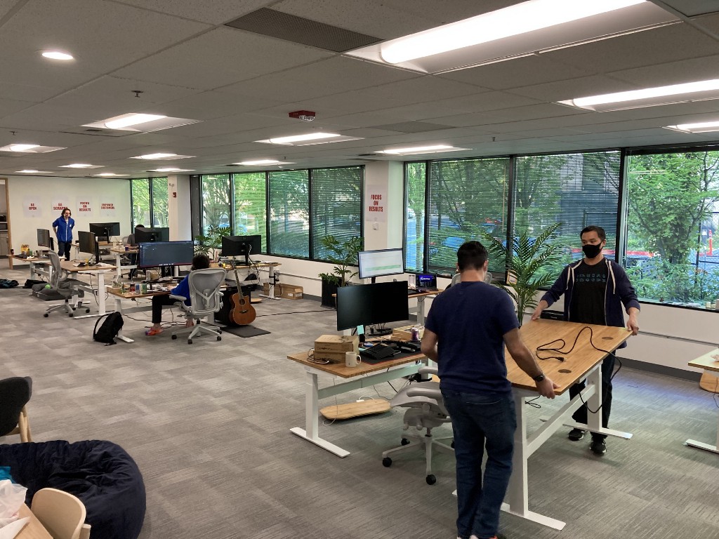 statsig employees building and assembling desks