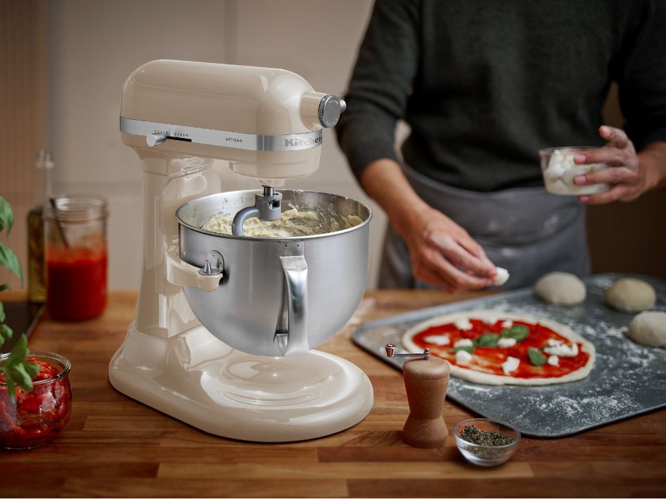 Stand-mixer-mixer-bowl-lift-5.6L-5KSM60PSX-almond-almond-cream-bowl-lifted-making-pizza-dough