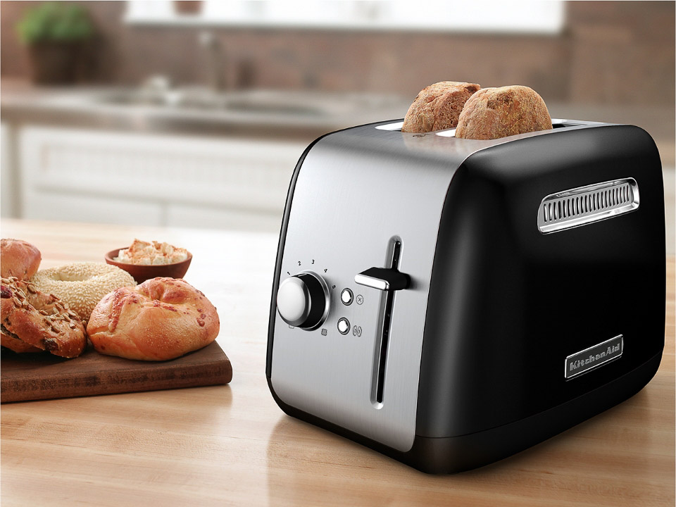 Breakfast-toaster-2-slice-classic-onyx-black-two-slices-of-bagel-in-toaster