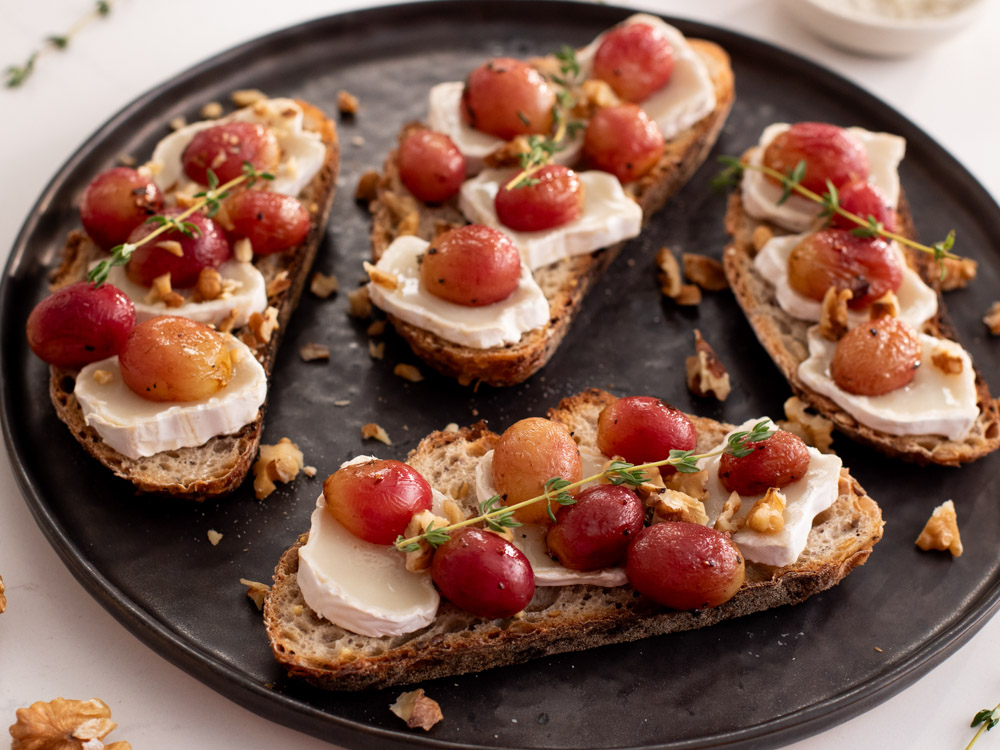 Crostini with roasted grapes