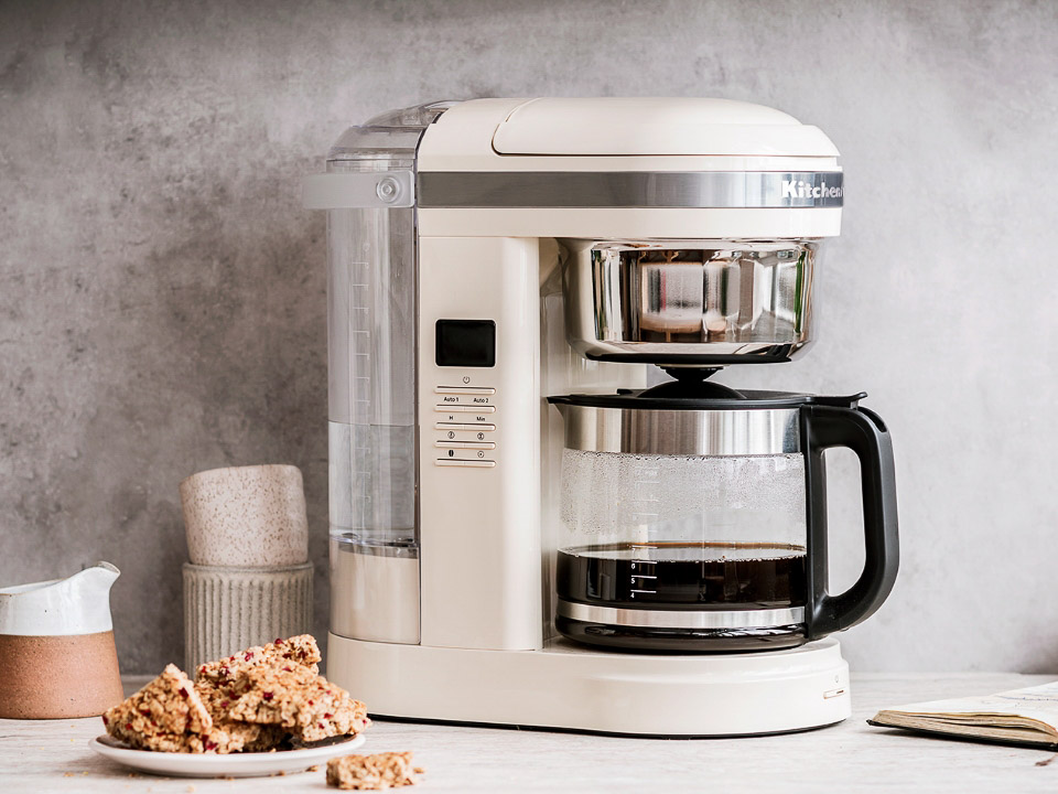 Coffee-machines-drip-coffee-maker-1.7L-almond-cream-in-the-kitchen