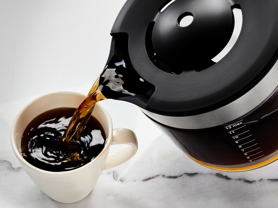 Coffee-machines-drip-coffee-maker-classic-onyx-black-pouring-coffee
