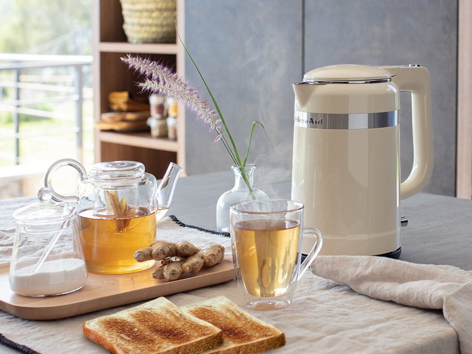 Breakfast-kettle-1-5L-design-almond-cream-with-tea
