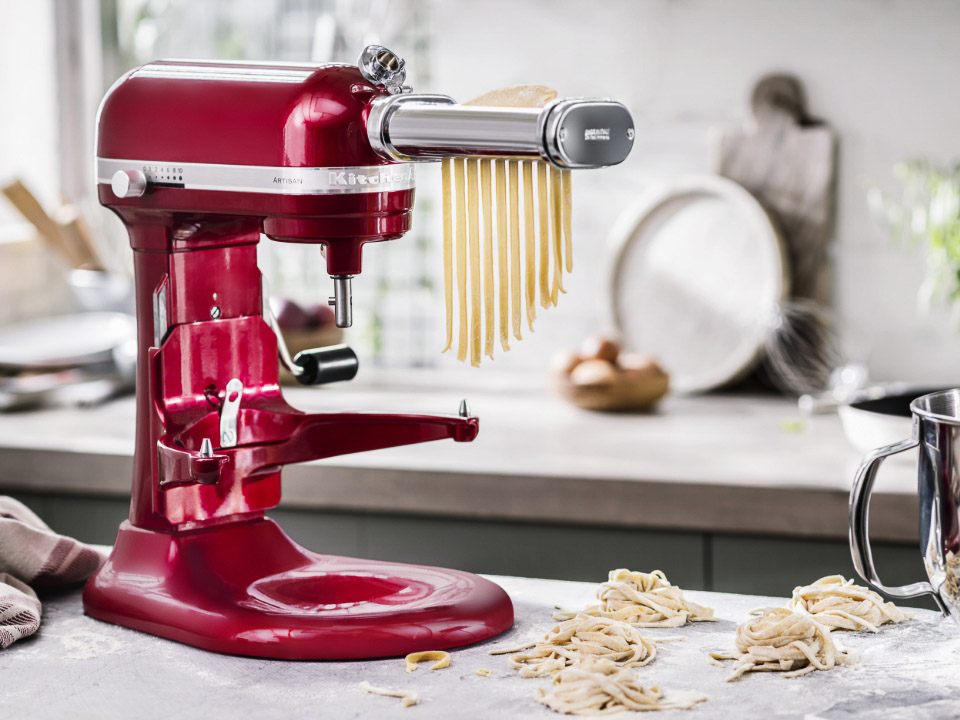 Mixers-bowl-lift-6.9L-artisan-candy-apple-stand-mixer-is-making-pasta