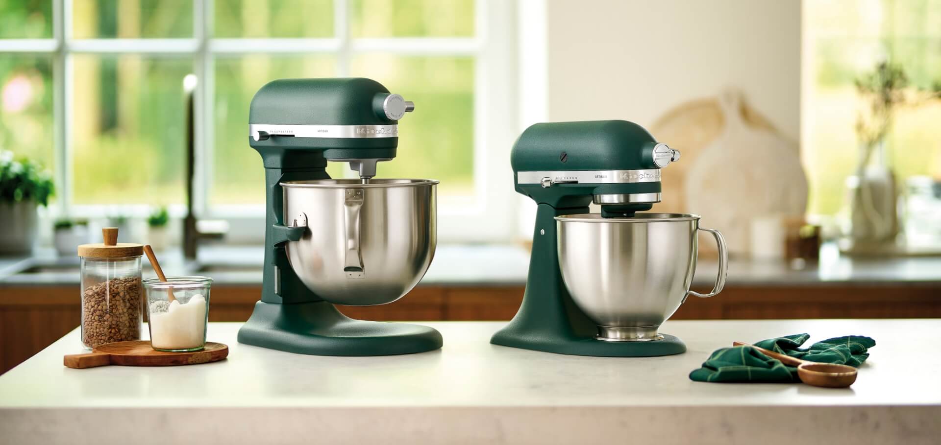 hero-banner-clp-tilt-head-and-bowl-lift-stand-mixers-on-the-countertop