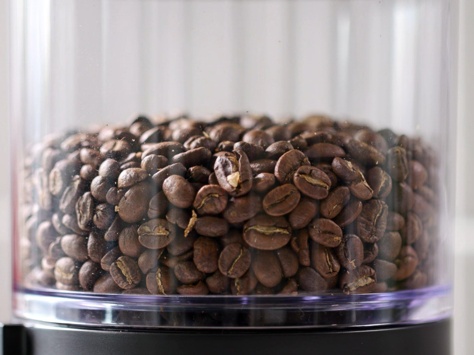 Coffee-machines-grinder-artisan-onyx-black-coffee-beans-in-hopper