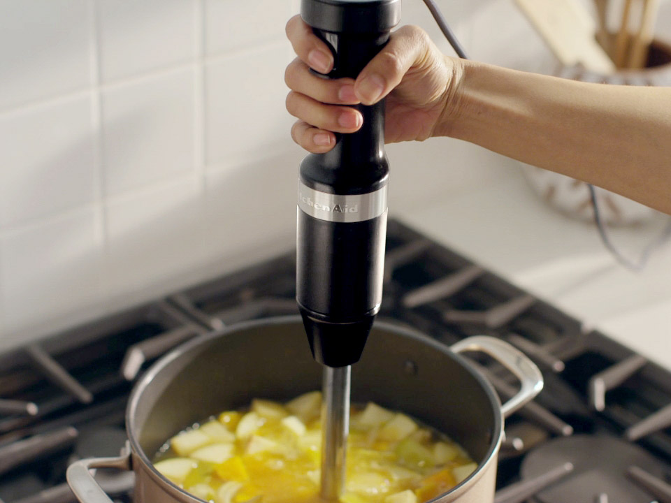 Hand-Blenders-classic-onyx-black-hand-holding-hand-blender-making-soup