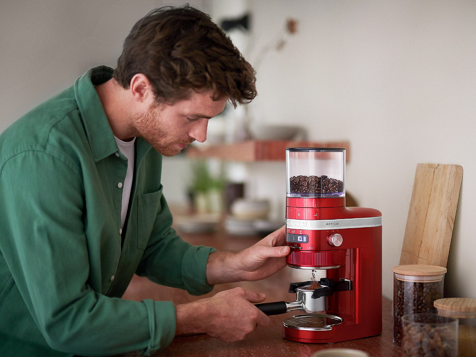 Coffee-machines-grinder-artisan-candy-apple-man-is-using-grinder