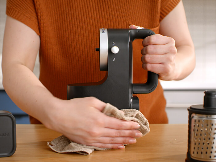video-placeholder-wrapper-kitchenaid-cordless-go-collection-grater-slicer-shredder-set-up-step-2