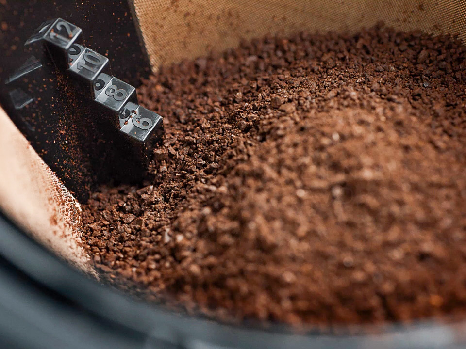 Coffee-machines-drip-coffee-maker-1.7L-dosage-ladder-close-up