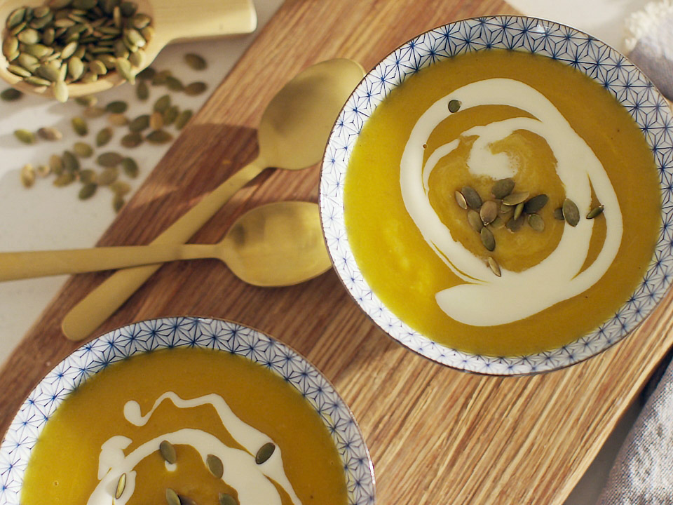 Hand-Blenders-classic-close-up-of-pumpkin-soup