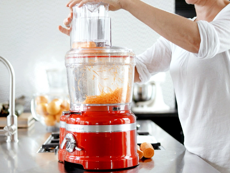Food-processors-4L-empire-red-women-is-using-food-processor-slicing-carrot