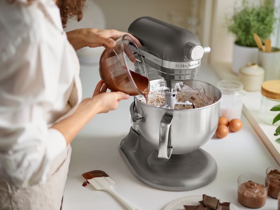 Stand-mixer-mixer-bowl-lift-5.6L-5KSM60PSX-medallion-silver-woman-cooking-delicious-chocolate-mousse