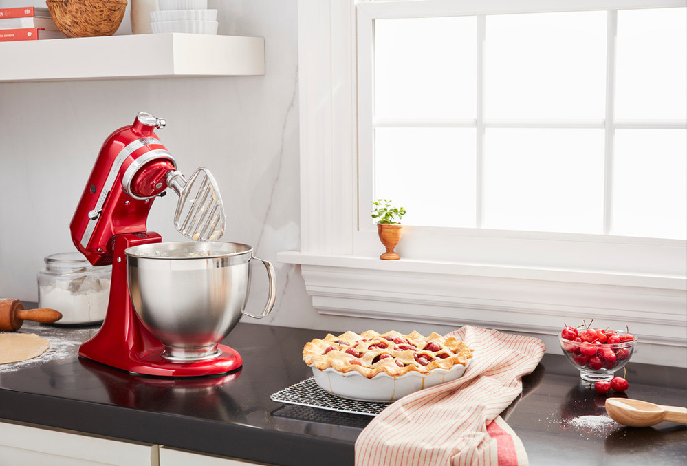 red-stand-mixer-with-pasty-beater-mixing-ingredients-for-a-pie