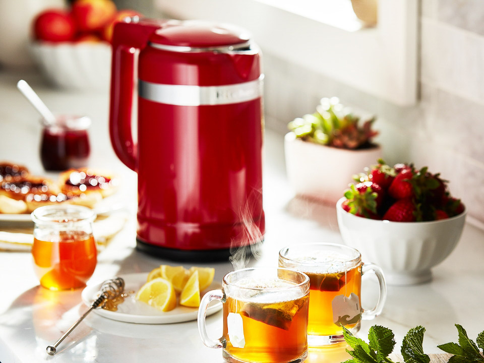 Breakfast-kettle-1-5L-design-empire-red-with-tea-honey-fresh-fruits