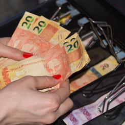 Dinheiro em espécie como o papel-moeda chegou ao Brasil