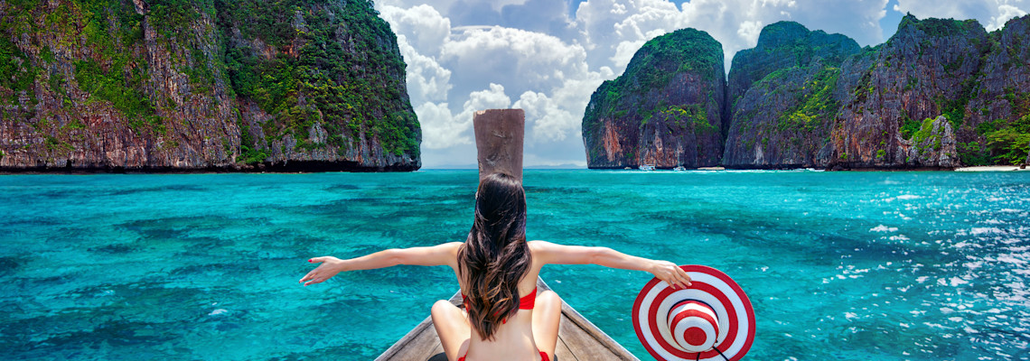 linda-garota-de-biquini-vermelho-no-barco-na-praia