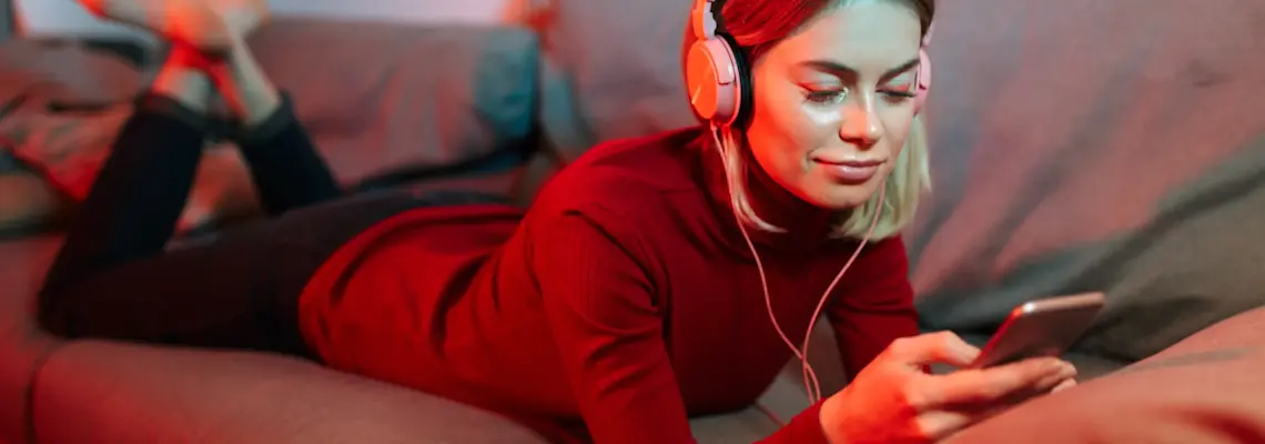 Mulher com fone de ouvido e celular