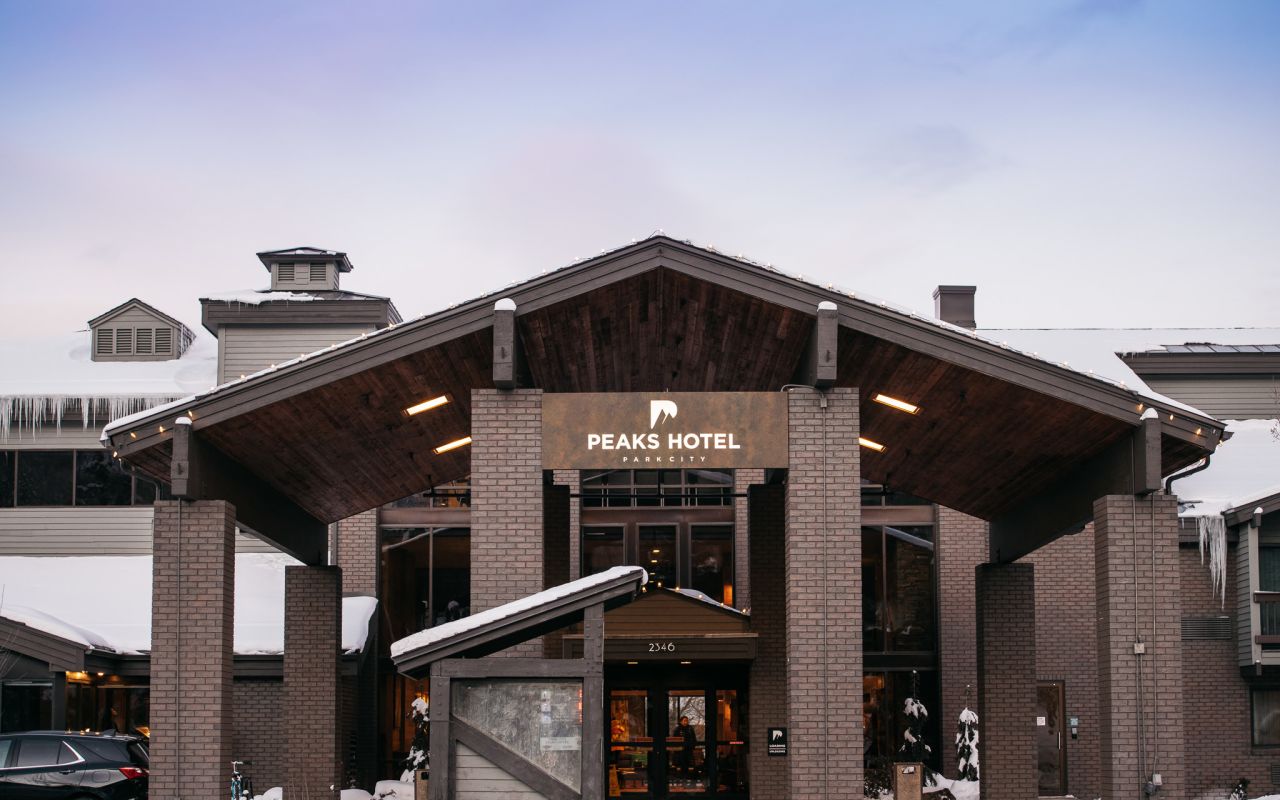 Park City Peaks Hotel | Photo Gallery | 9 - Park City Peaks Hotel 
Staying here puts you nearby great skiing, biking, hiking, golfing, shopping and much more! It also makes it so when you're not out exploring the town, you can enjoy staying in one of the gorgeous mid-century style, spacious guest rooms.