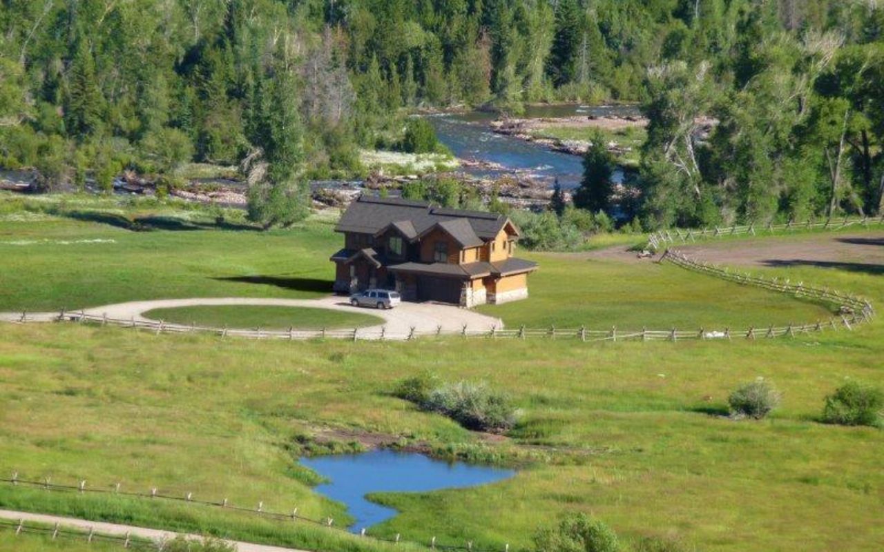 Crystal Ranch Lodge | Photo Gallery | 1 - They offer corporate, family, and group rates, along with season specials ~ inquire today!