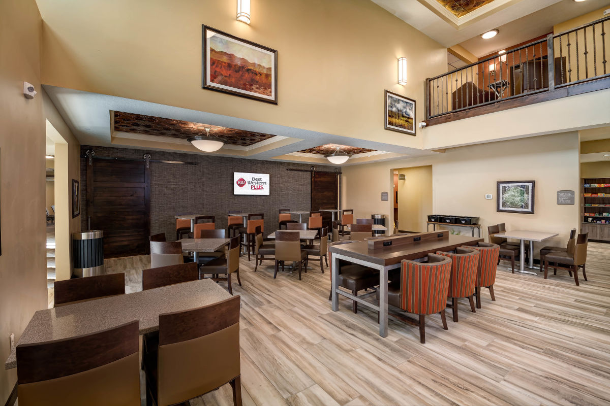 Best Western Plus Heber Valley | Photo Gallery | 1 - Meet up with friends and family in the inviting lobby. 