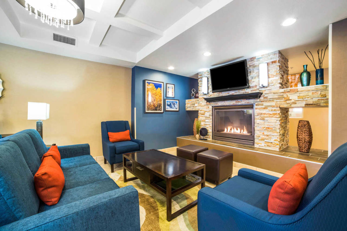 Comfort Inn & Suites - Orem | Photo Gallery | 10 - Meet up with friends and family in the inviting lobby. 