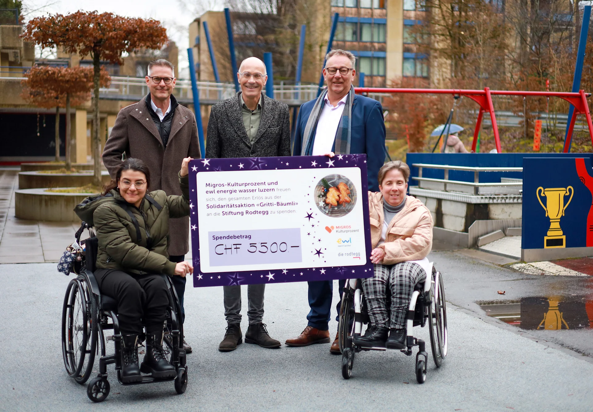 Patrik Rust, CEO von ewl (l.), und Daniel Feldbauer, Leiter Migros-Kulturprozent (r.), übergeben Helmut Bühler, Geschäftsleiter der Stiftung Rodtegg (Mitte), sowie zwei Mitarbeiterinnen den Scheck ...