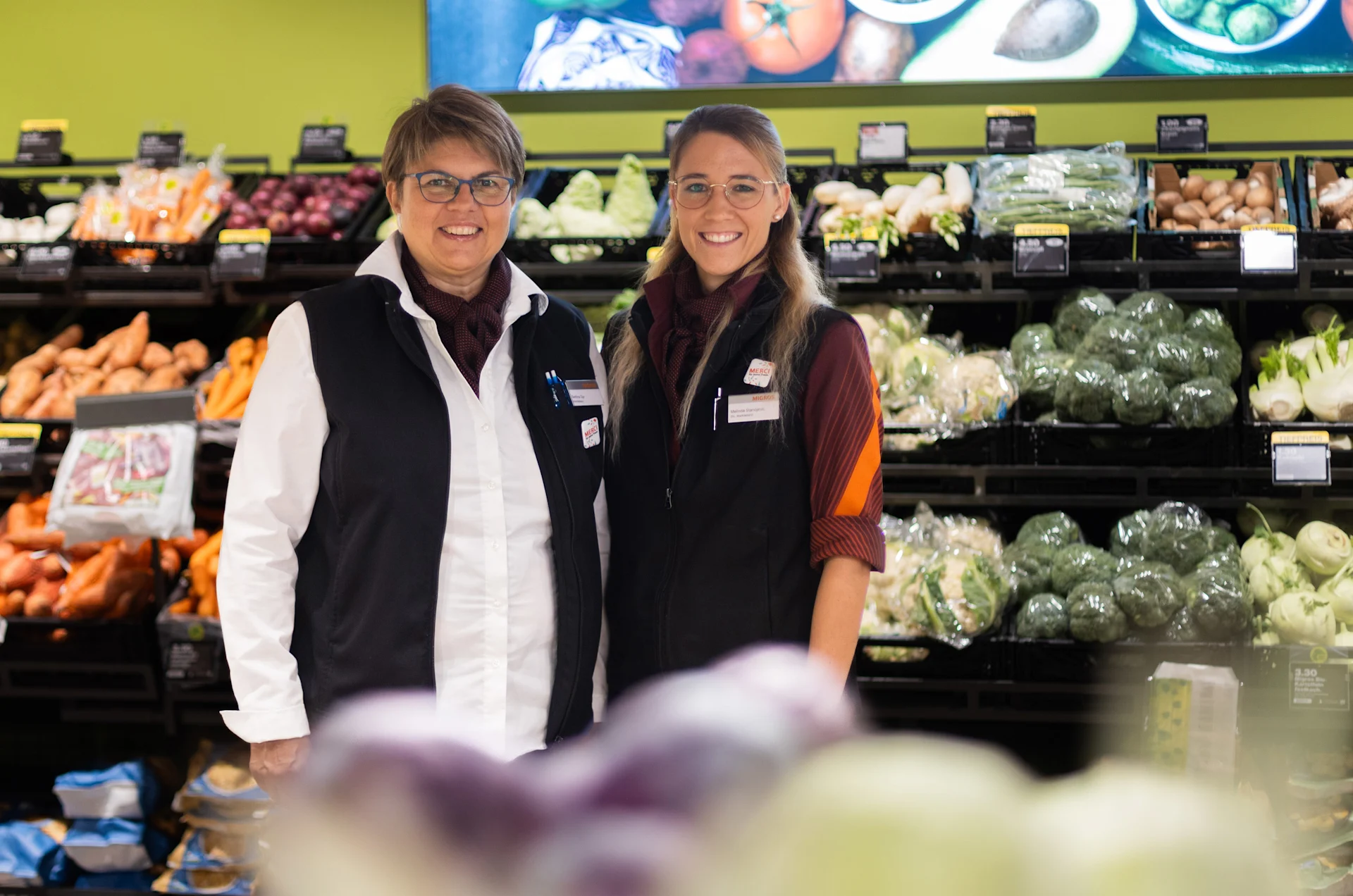 Filialleiterin Bettina Gyr (links) und ihre Stellvertreterin Melinda Stanojevic leiten die neue Uzner Migros.