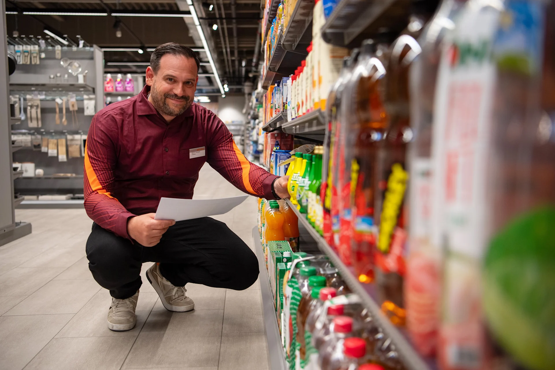 Filialleiter Marco Campisi beim Einräumen in der modernisierten Migros Pfungen
