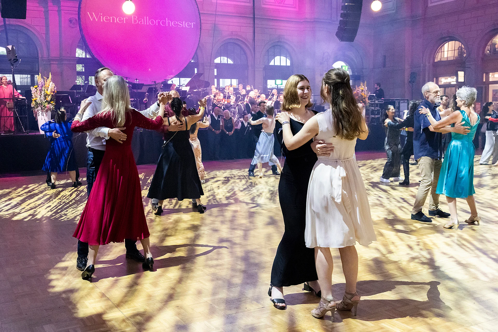 Am Sommernachtsball im Zürcher Hauptbahnhof tanzen Jung und Alt.