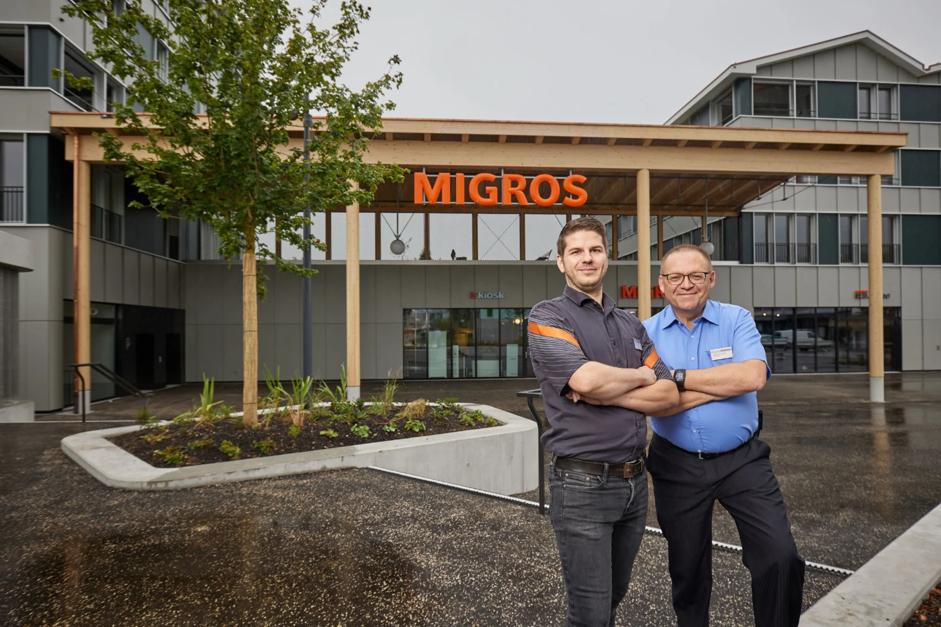 Freuen sich sehr, ihre Kundinnen und Kunden künftig in einem modernen Ambiente mit mehr Auswahl begrüssen zu dürfen: Migros-Restaurant-Leiter Raphael Heule und Marktleiter Manfred Guidolin.