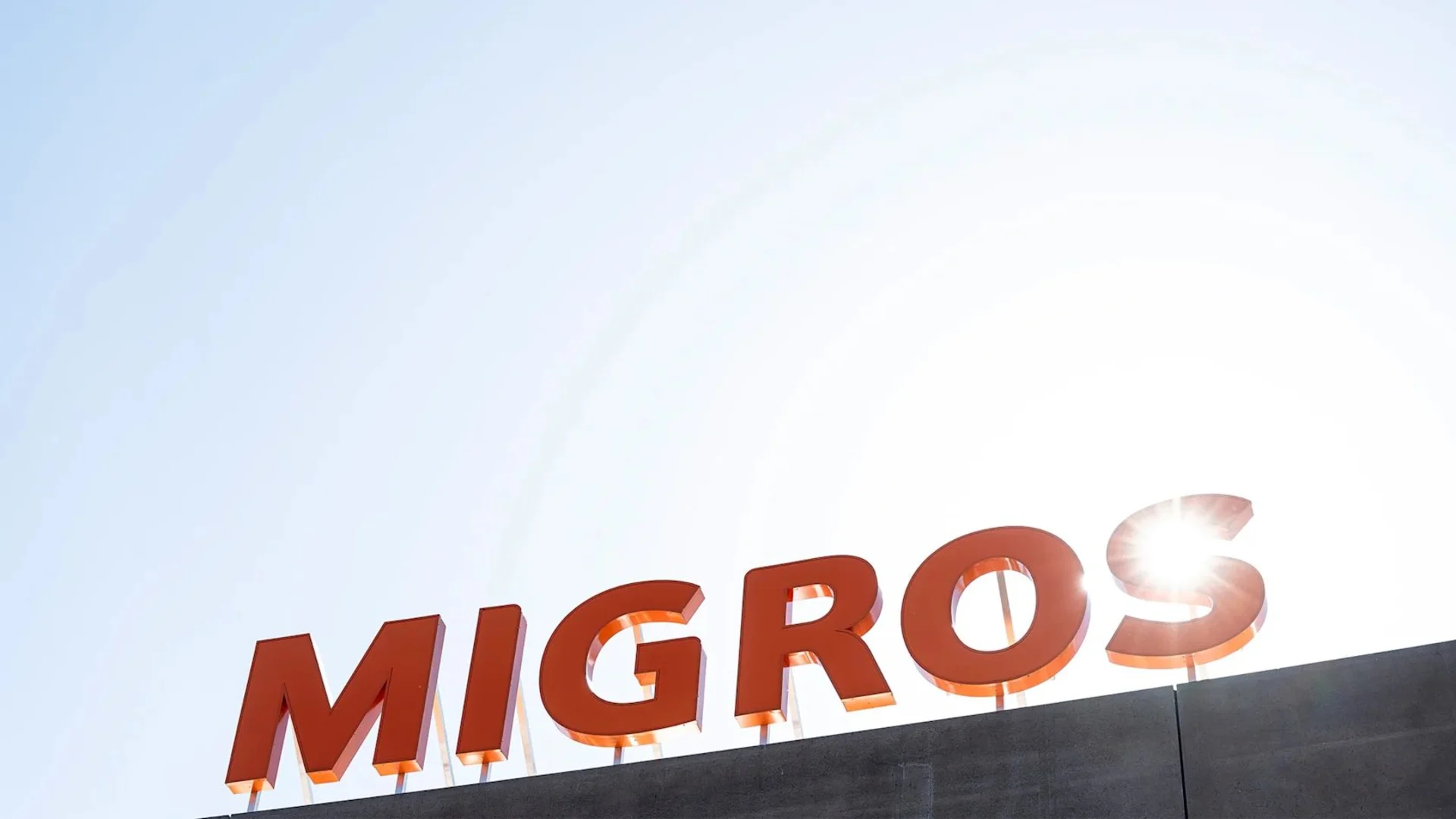 Migros aumenta i salari e ringrazia il proprio personale con una carta regalo Migros Logo