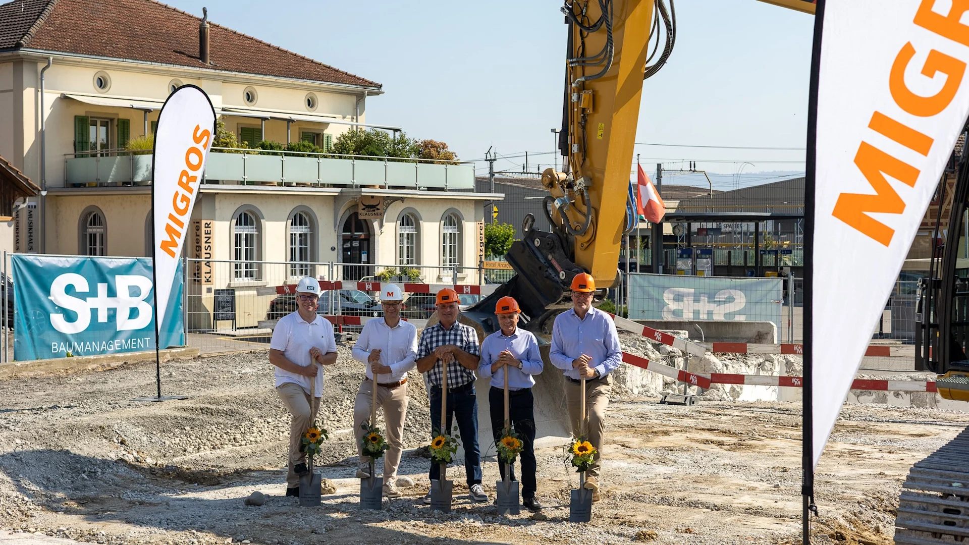 Am Spatenstich der neuen Migros-Filiale in Sins v.l.n.r.: Christof Blättler, Geschäftsleiter S+B Baumanagement AG Zug, Guido Rast, Geschäftsleiter Migros Luzern, Josef Huwiler, Gemeindeammann Sins,...