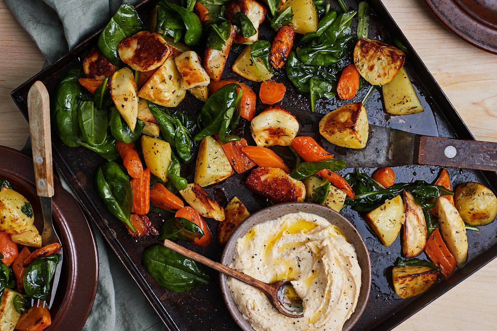 Paahdetut juurekset ja hummus