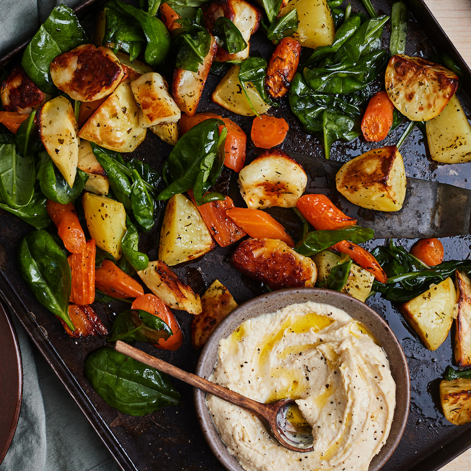 Paahdetut juurekset ja hummus