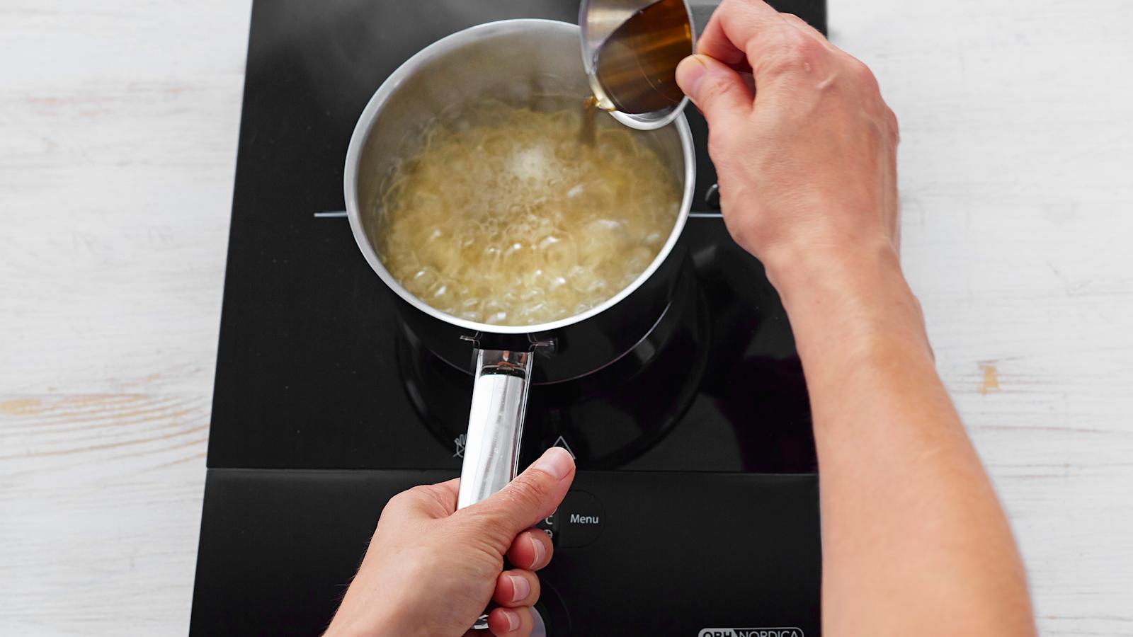 Valmista kastike. Kuori ja hienonna sipuli. Kiehauta viini ja lisää sipulit, vesi ja etikka. Keitä kastiketta kasaan kunnes jäljellä on noin 1/2 dl.